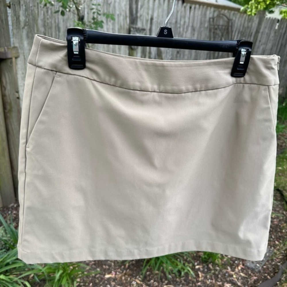 Nike Women’s Dri-Fit Tournament Golf Skort in Khaki (Size 10)‎